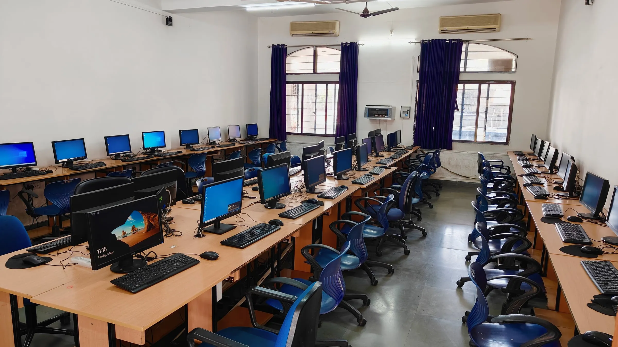 Rows of computers in an air-conditioned lab